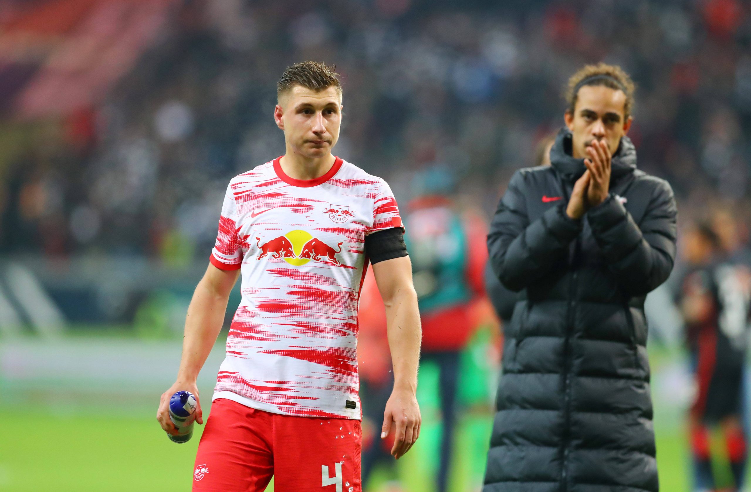 Willi Orban und Yussuf Poulsen von RB Leipzig