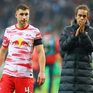 Willi Orban und Yussuf Poulsen von RB Leipzig