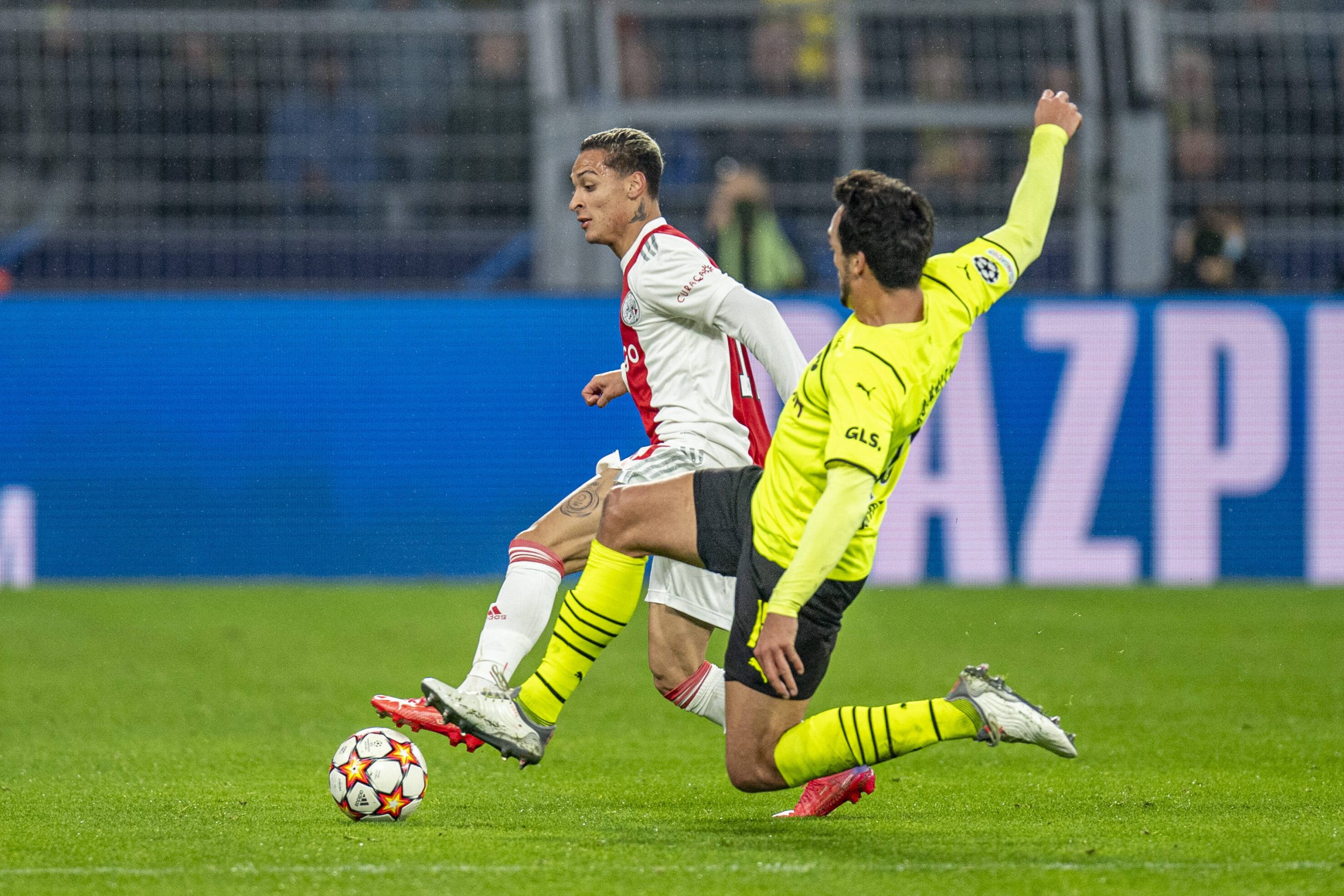 Ajax Amsterdams Antony (l.) und Borussia Dortmunds Mats Hummels
