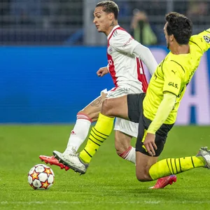 Ajax Amsterdams Antony (l.) und Borussia Dortmunds Mats Hummels