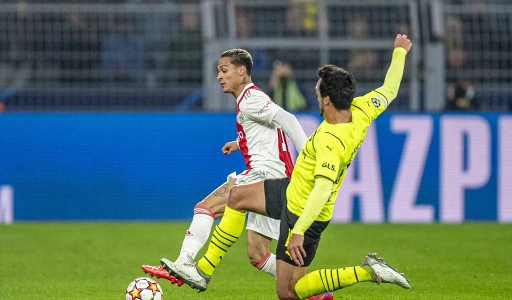Ajax Amsterdams Antony (l.) und Borussia Dortmunds Mats Hummels