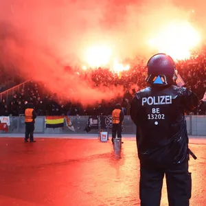 Pyrotechnik vor Conference-League-Spiel