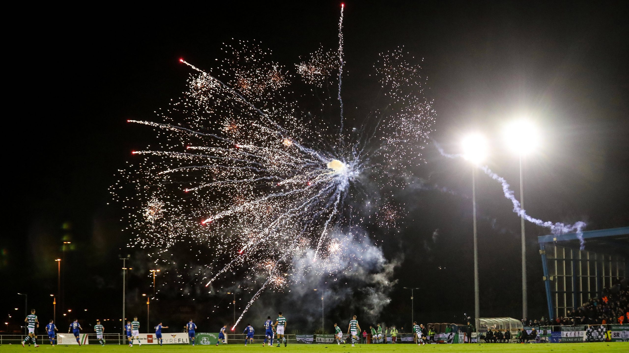 Feuerwerk beim Fußballspiel Waterford gegen Shamrock Rovers