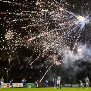 Feuerwerk beim Fußballspiel Waterford gegen Shamrock Rovers