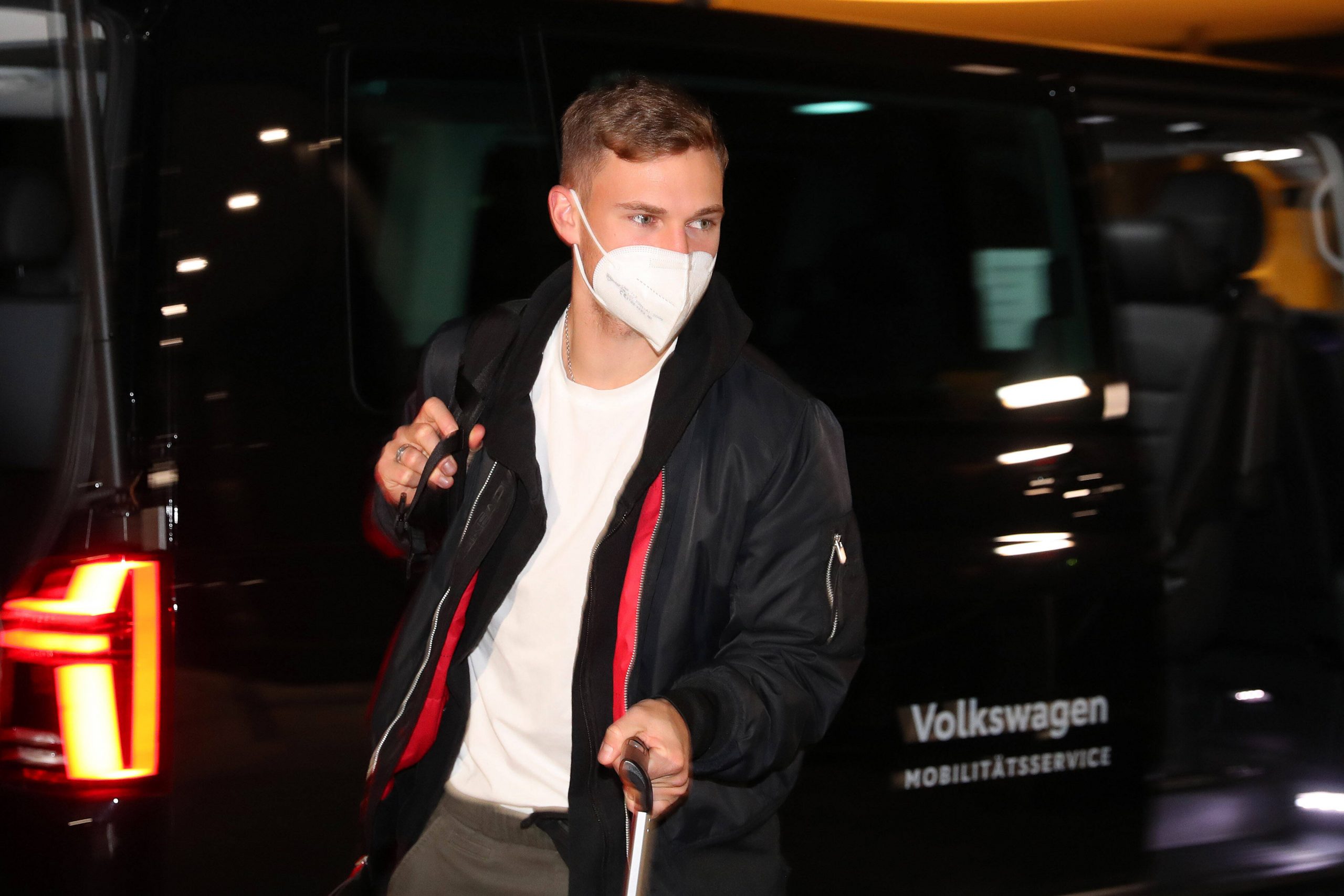 Bayern-Star Joshua Kimmich bei der Anreise in Wolfsburg.