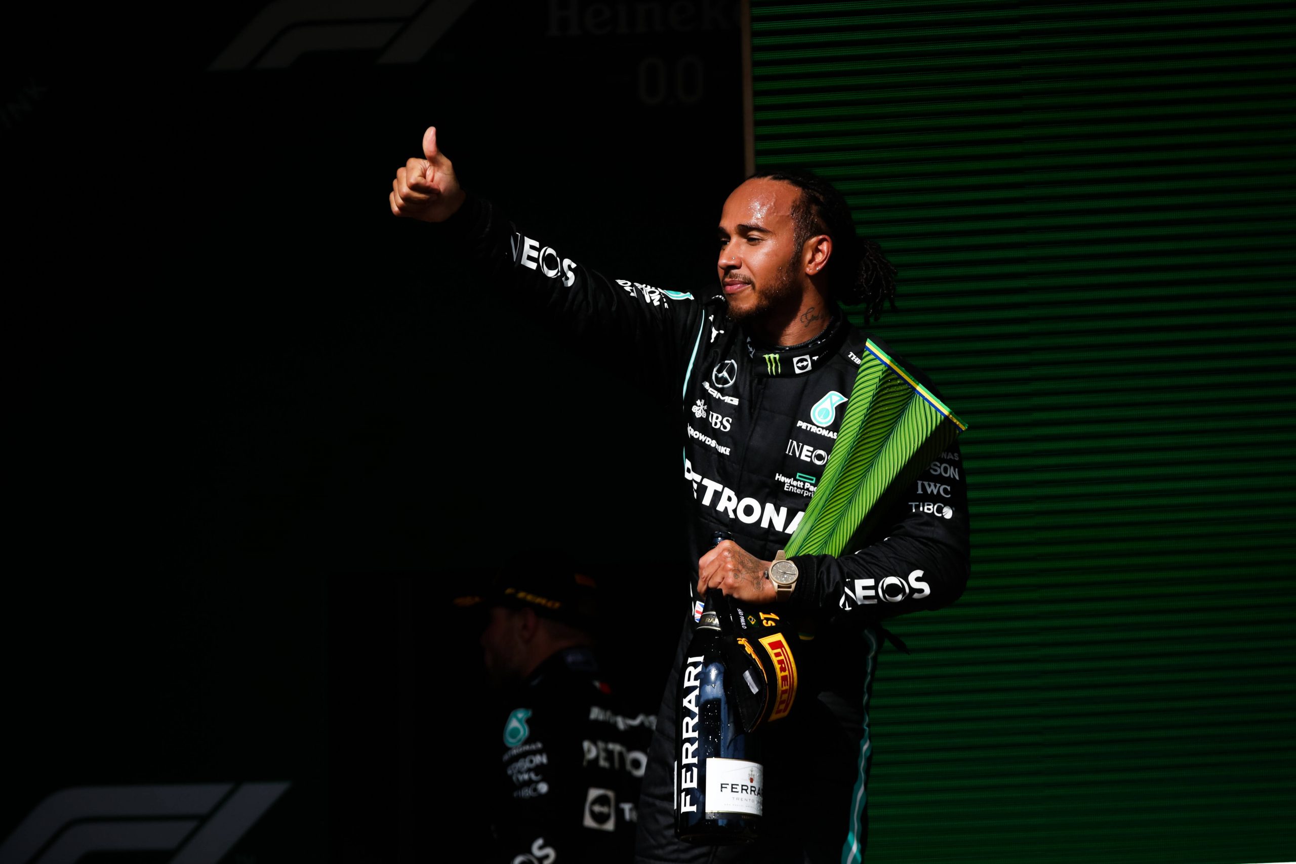 Lewis Hamilton ist nach seinem Sieg in Brasilien wieder voll im Rennen um den WM-Titel.