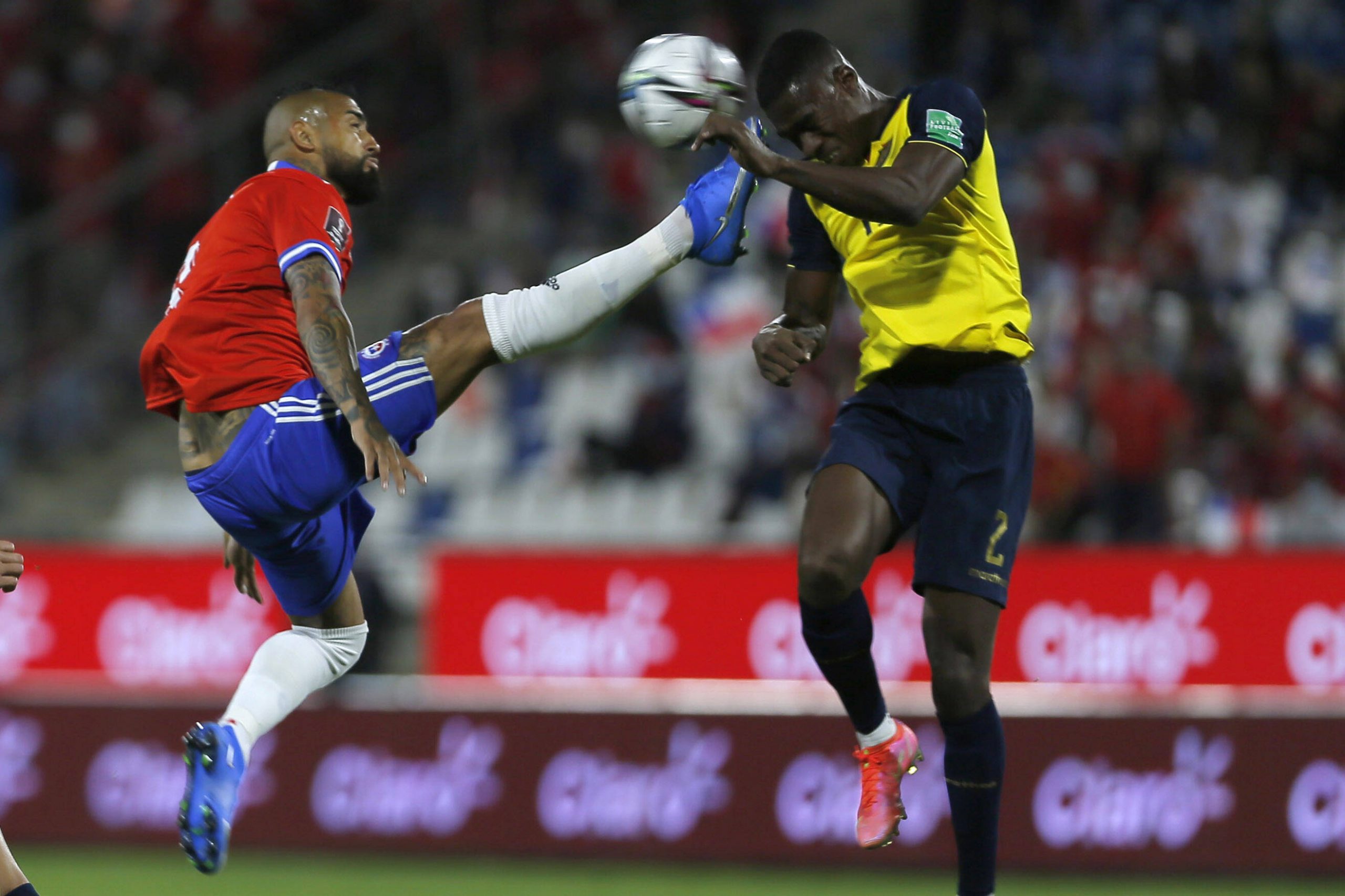 Chiles Arturo Vidal gegen den Ecuadorianer Felix Torres