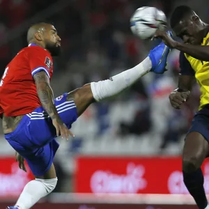 Chiles Arturo Vidal gegen den Ecuadorianer Felix Torres