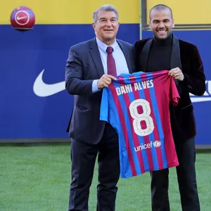 Dani Alves und Barcelona-Präsident Joan Laporta