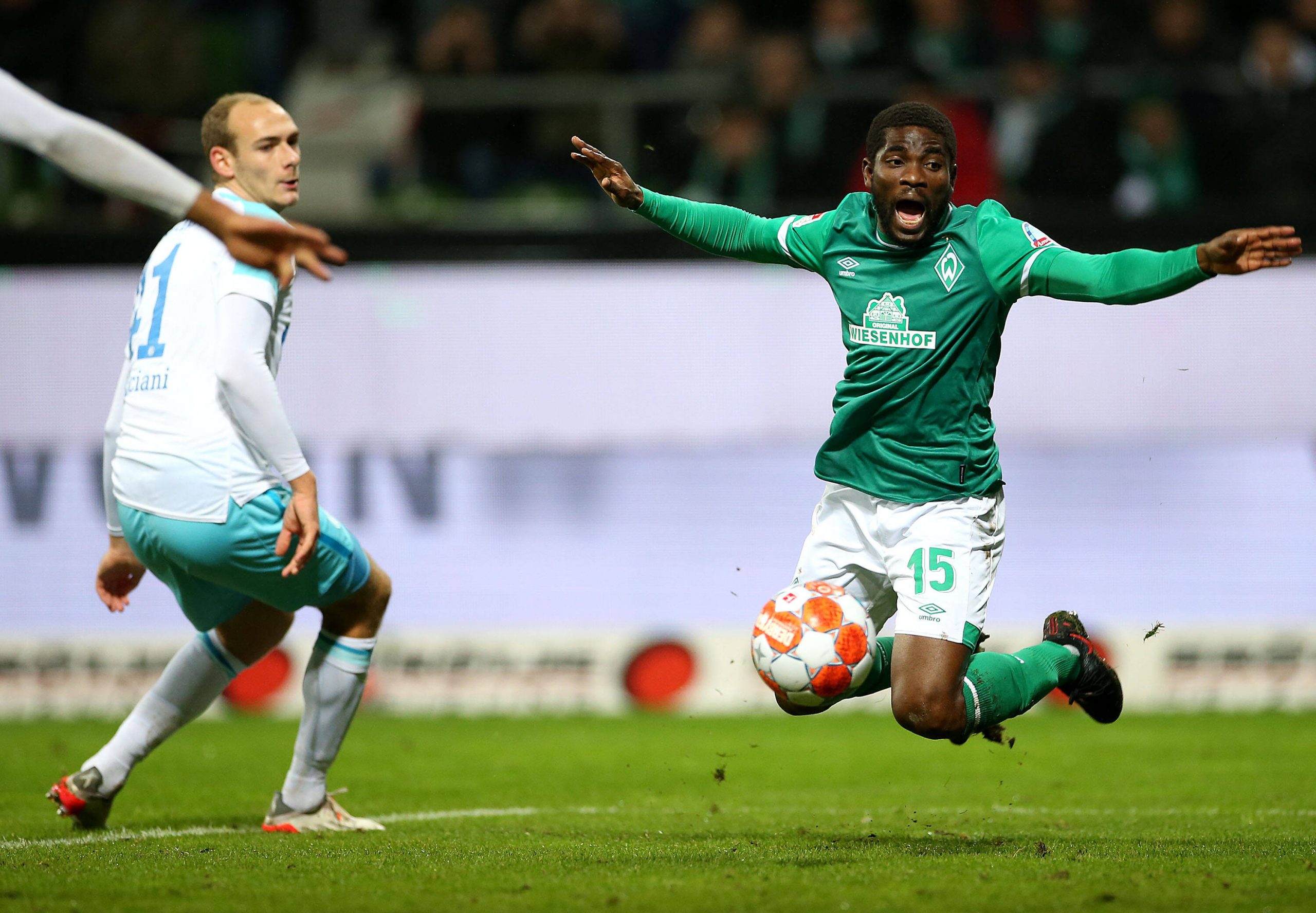 Roger Assalé holt Elfmeter für Werder Bremen raus