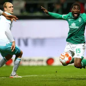 Roger Assalé holt Elfmeter für Werder Bremen raus