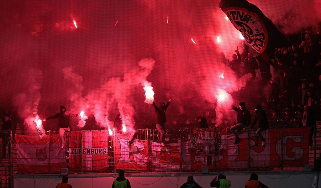 Fans von Royal Antwerpen im Europa-League-Spiel gegen Eintracht Frankfurt