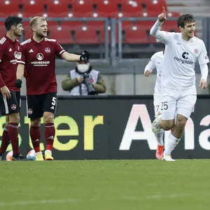 Adam Dzwigala bejubelt seinen Premieren-Treffer für St. Pauli.