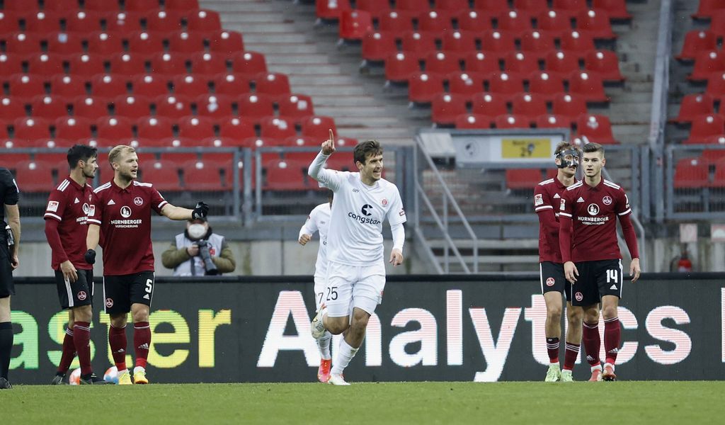 Adam Dzwigala bejubelt seinen Premieren-Treffer für St. Pauli.