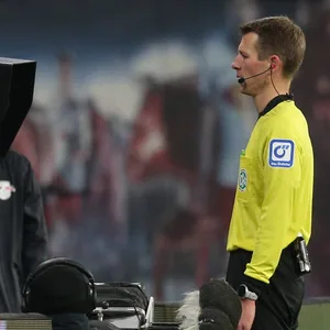 Schiedsrichter trifft Entscheidung mithilfe des Videoassistenten