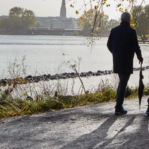 Spaziergänger an der Alster