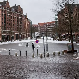 Leichte Schneeverwehungen liegen auf den Gehwegen am Hamburger Fischmarkt.