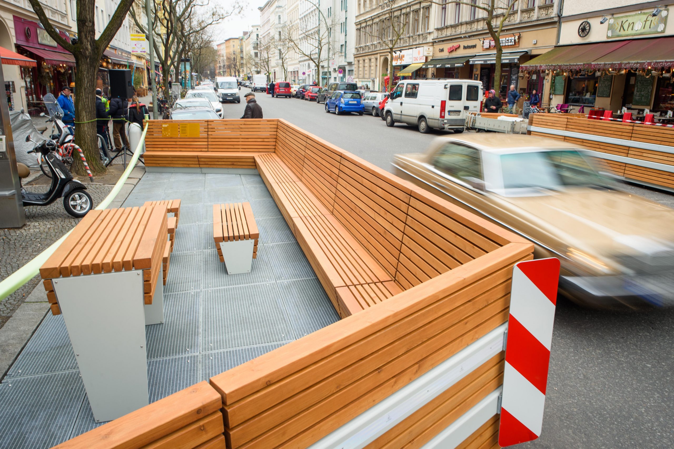 Parklets, wie hier in Berlin, wollen den Aufenthalt und die Begegnung in den Stadtvierteln fördern.