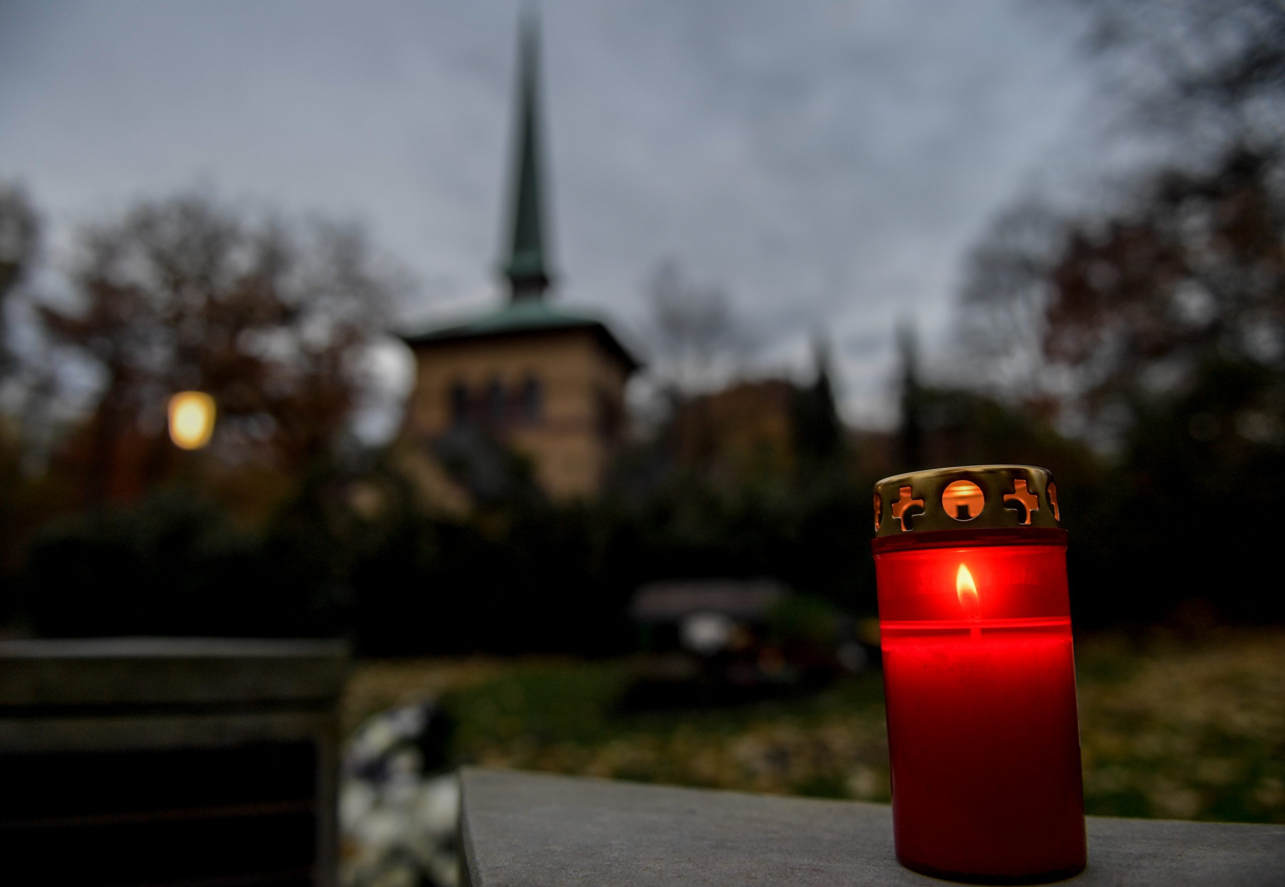 Ein Grablicht auf dem Friedhof Ohlsdorf. In Hamburg sind während Corona mehr Menschen gestorben als sonst.