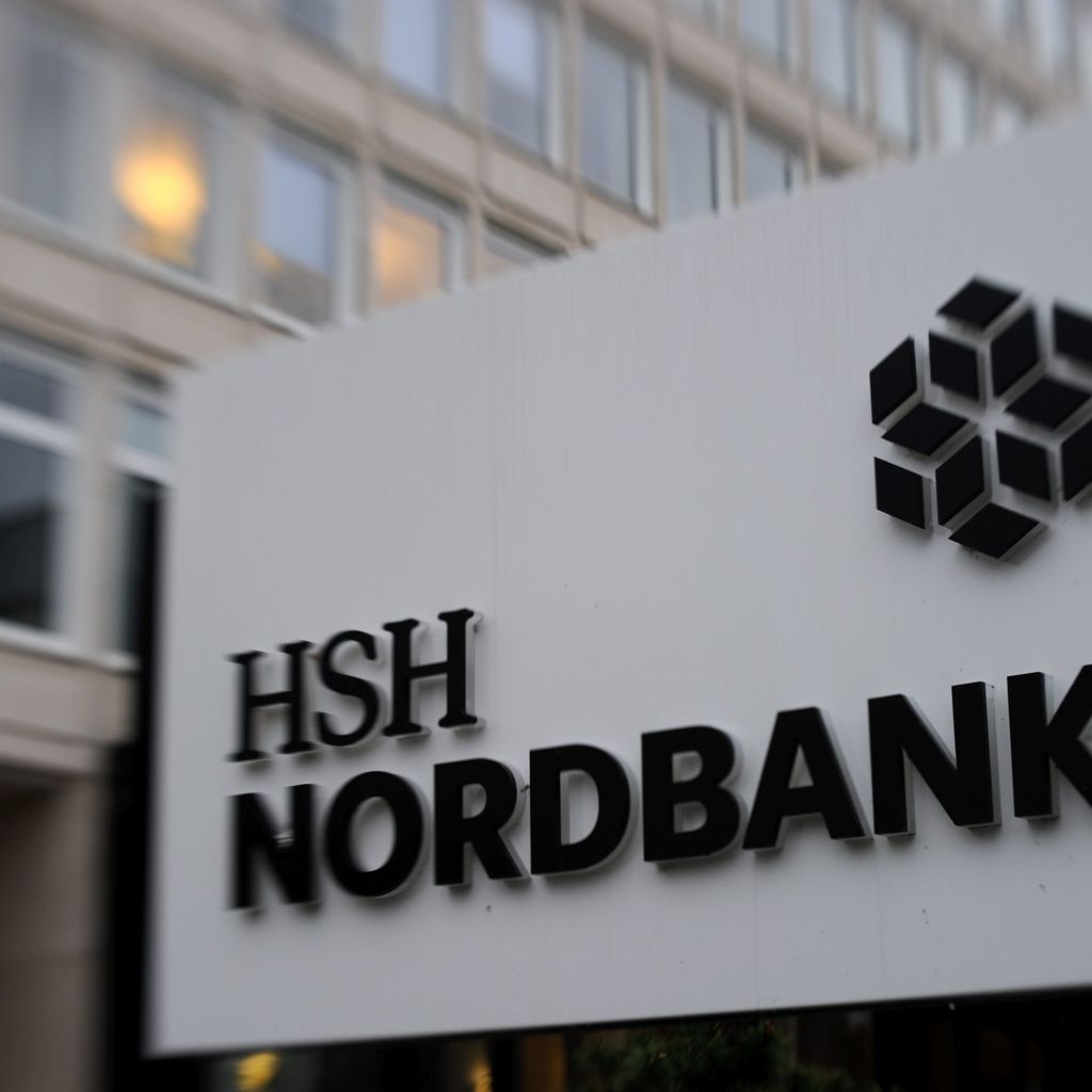 Das Unternehmenslogo und der Schriftzug der HSH Nordbank sind auf einem Schild vor dem Kieler Hauptgebäude angebracht.
