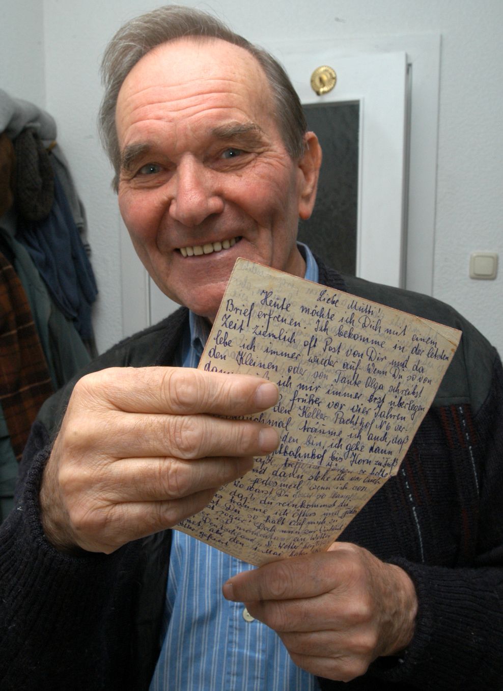 Günter Lucks (93) mit Briefen, die er aus der Gefangenschaft nach Hause schrieb