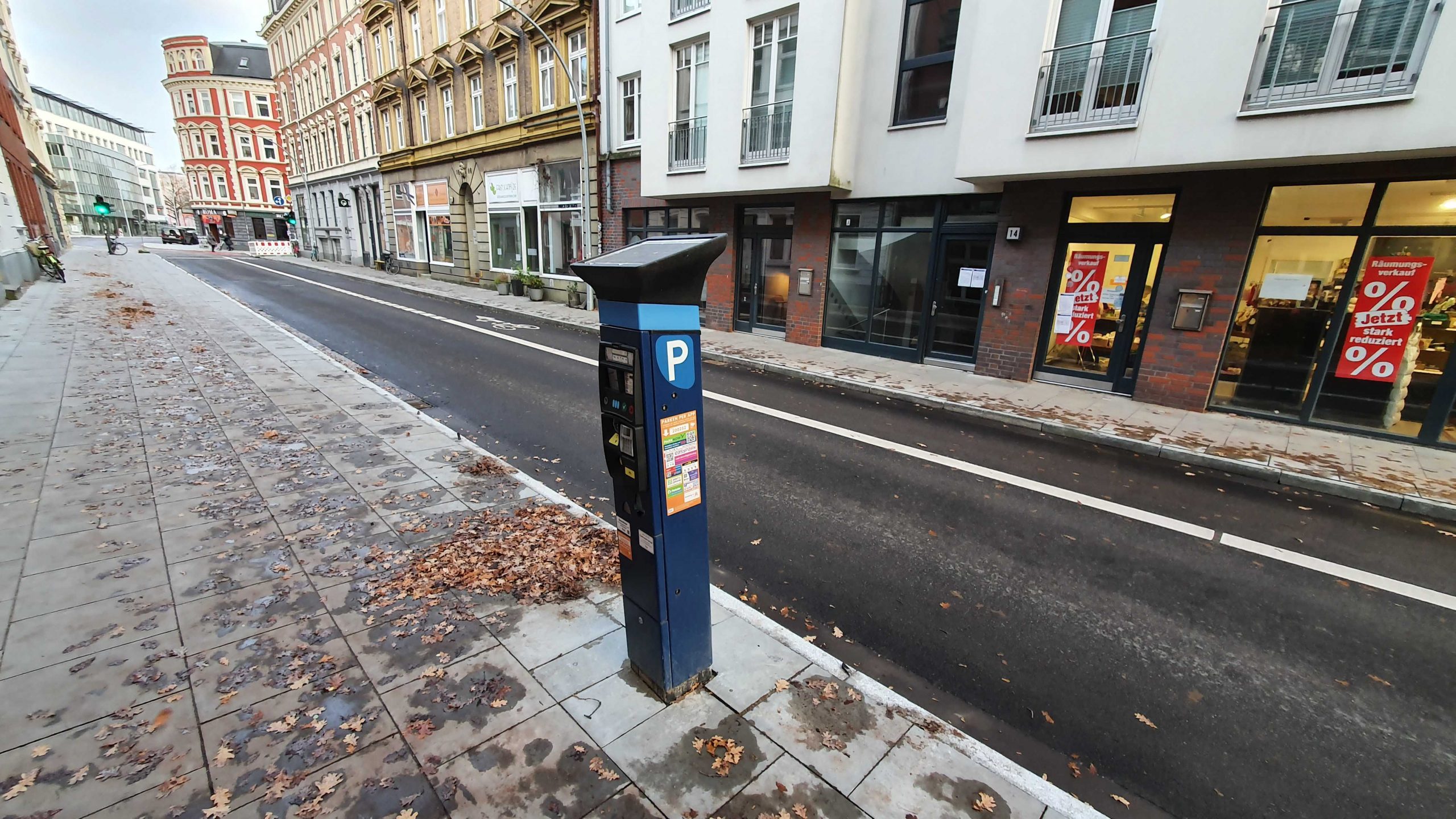In der Lobuschstraße steht ein Parkautomat – allerdings ohne verfügbare Parkplätze.
