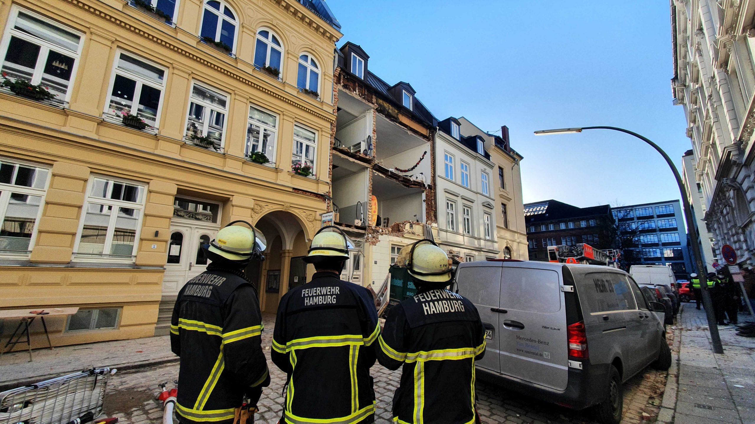 Feuerwehrleute vor dem Wohnhaus in Ottensen.