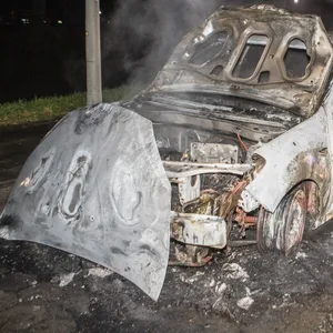 Die Autos wurden durch die Flammen stark beschädigt.