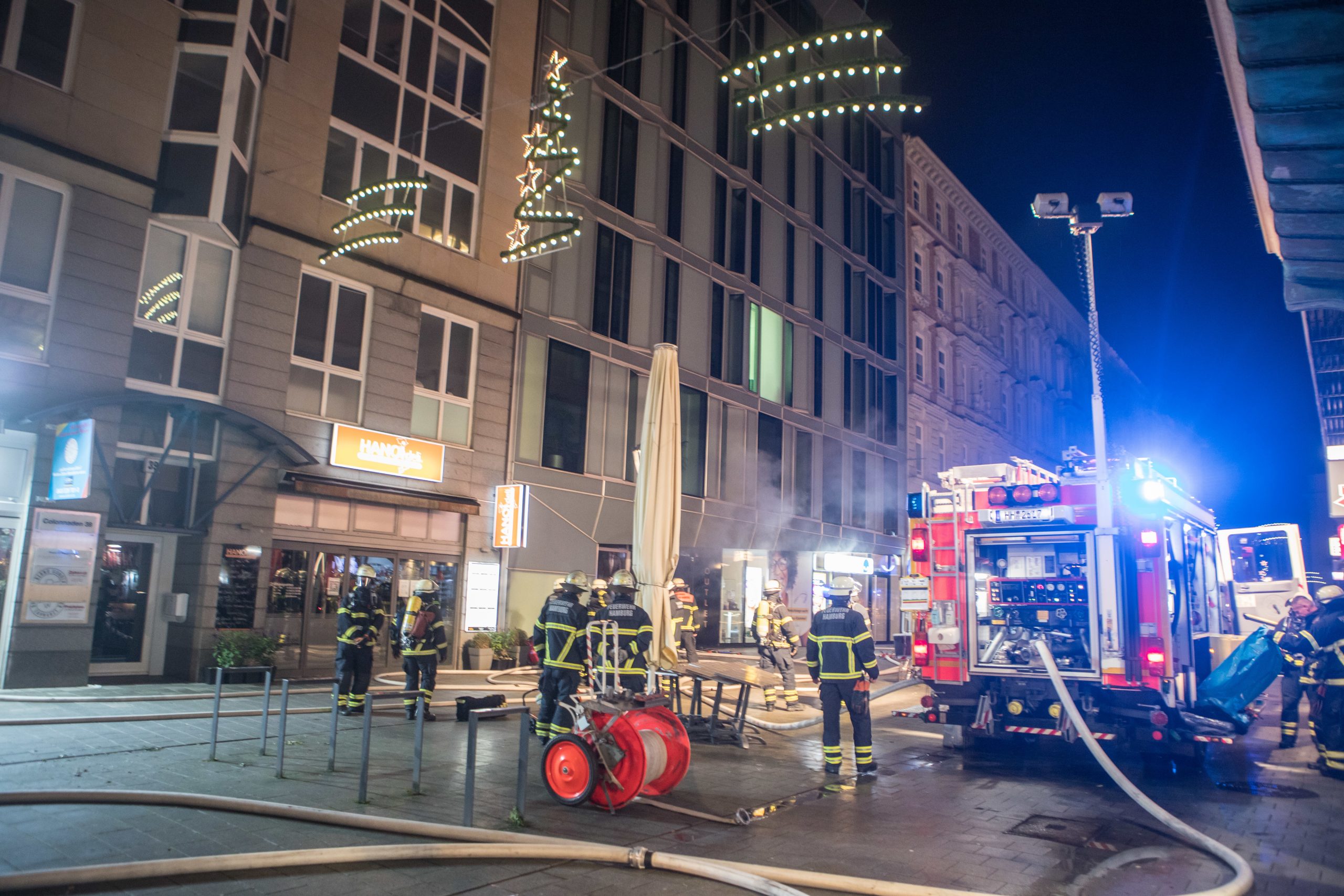 Die Feuerwehr löscht einen Brand in einem Modegeschäft in Hamburg