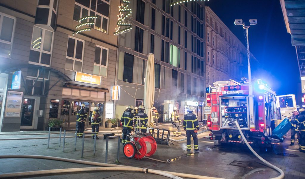 Die Feuerwehr löscht einen Brand in einem Modegeschäft in Hamburg