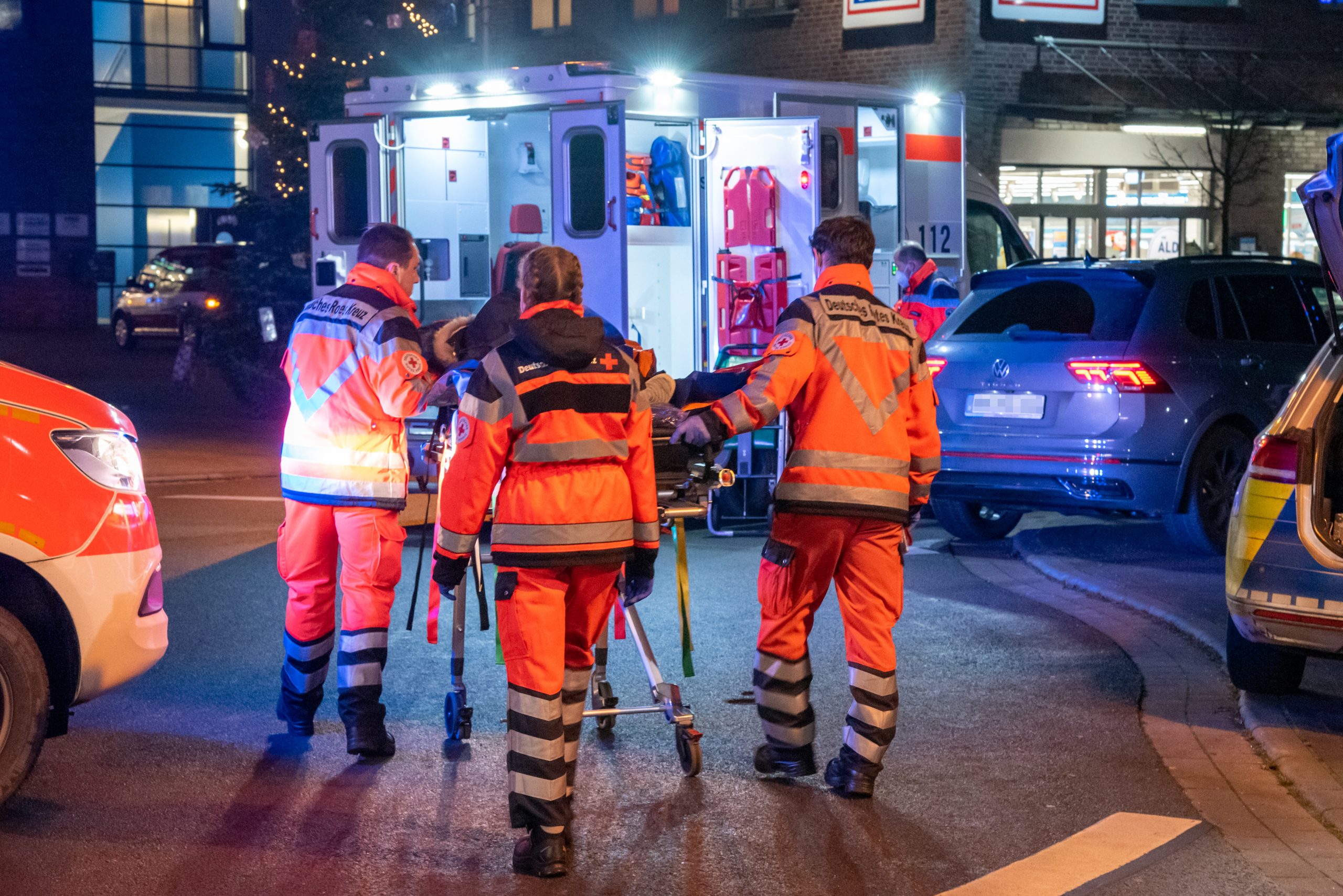 Rettungskräfte versorgen die verletzten Kinder bei dem Verkehrsunfall in Meckelfeld.
