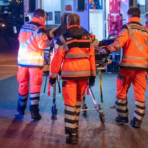 Rettungskräfte versorgen die verletzten Kinder bei dem Verkehrsunfall in Meckelfeld.