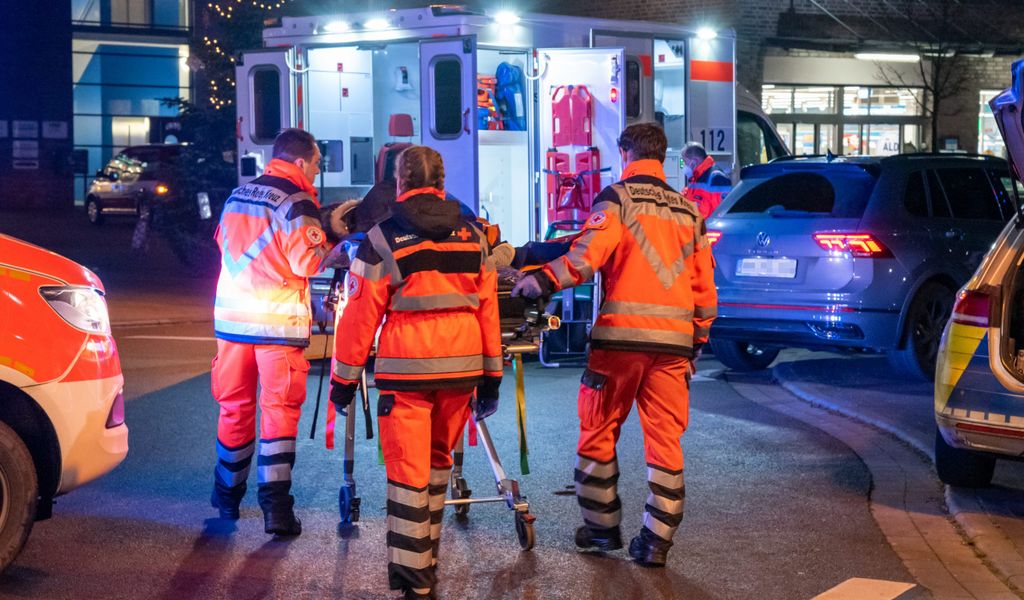 Rettungskräfte versorgen die verletzten Kinder bei dem Verkehrsunfall in Meckelfeld.