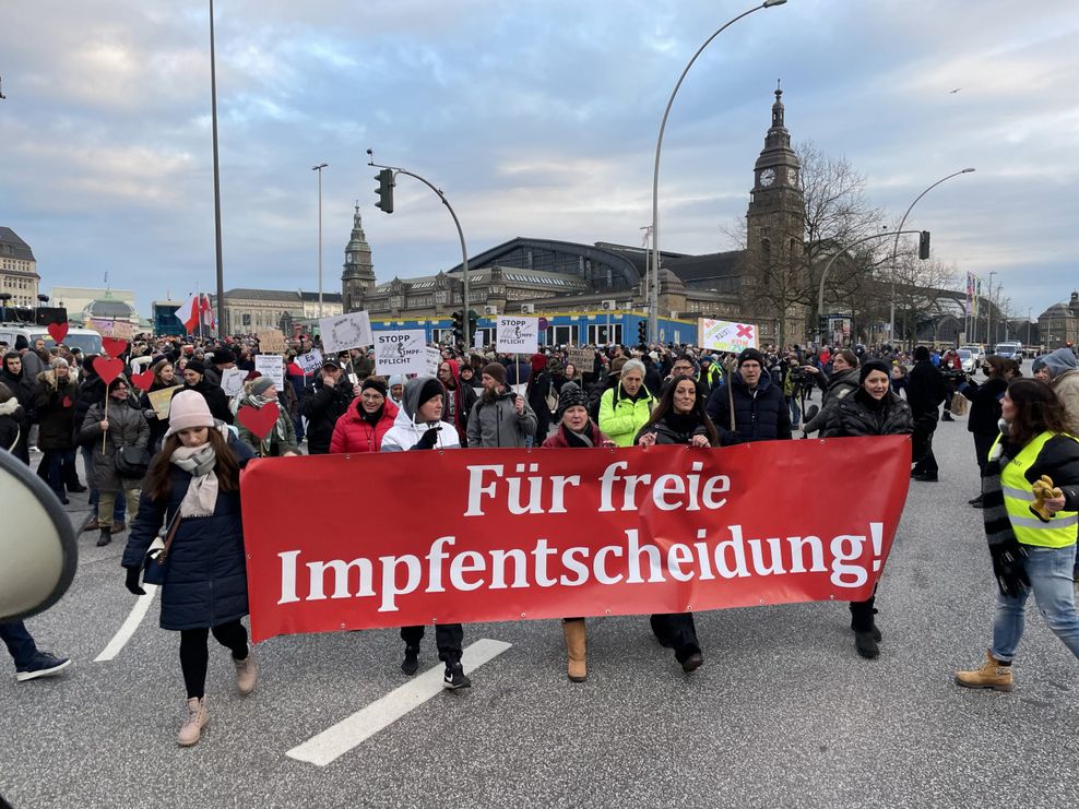 Die Demonstranten protestierten unter anderem gegen eine Impfpflicht und Kinderimpfungen.