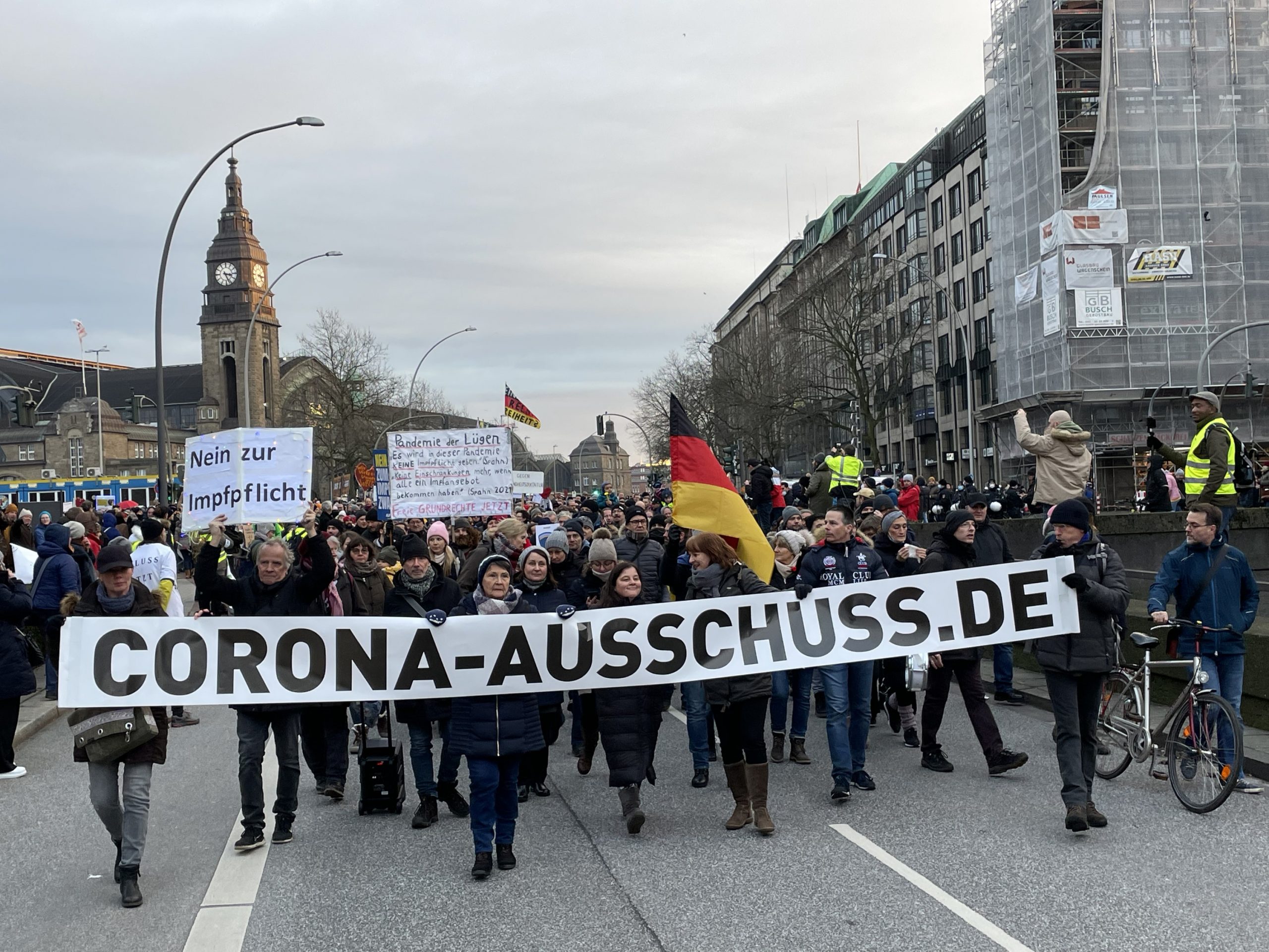 Menschen bei der Corona-Demo in Hamburg am 11. Dezember 2021.