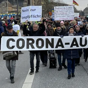 Menschen bei der Corona-Demo in Hamburg am 11. Dezember 2021.