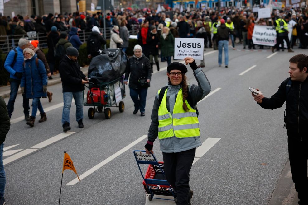 Eine Demonstrantin mit Schild – die Teilnehmer waren heterogen.
