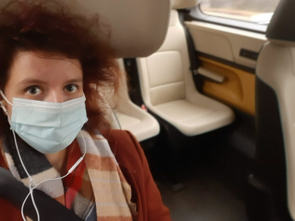 Allein im Moia-Taxi unterwegs: MOPO-Reporterin Annalena Banrickel.