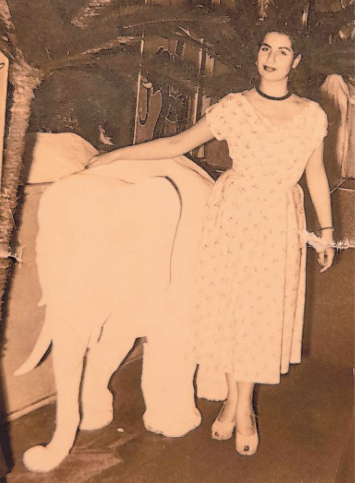 Lotti mit weißem Elefant im „Indra”.