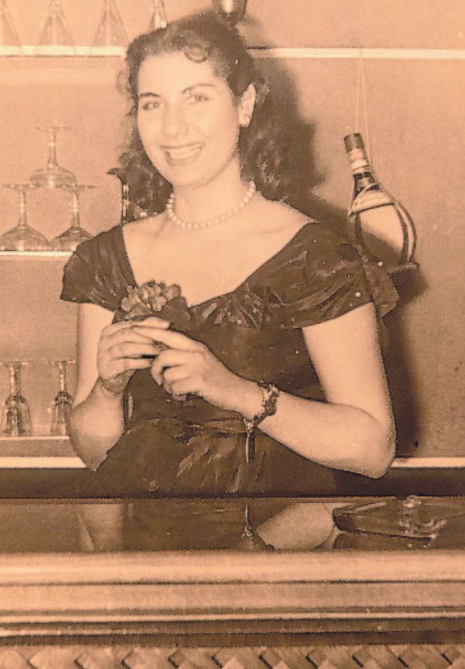 Lotti hinter der Bar des „Indra”. Sie hatte einige Verehrer.