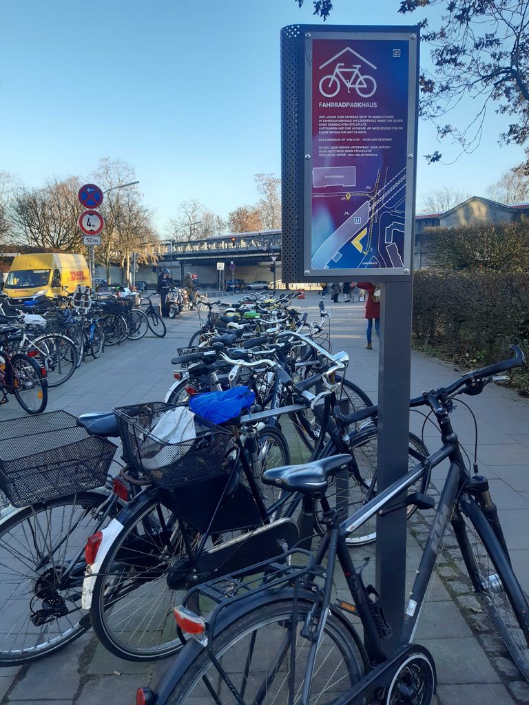 Die Fahrradbügel an der Kellinghusenstraße werden gut genutzt – im Gegensatz zum angrenzenden Fahrradparkhaus.
