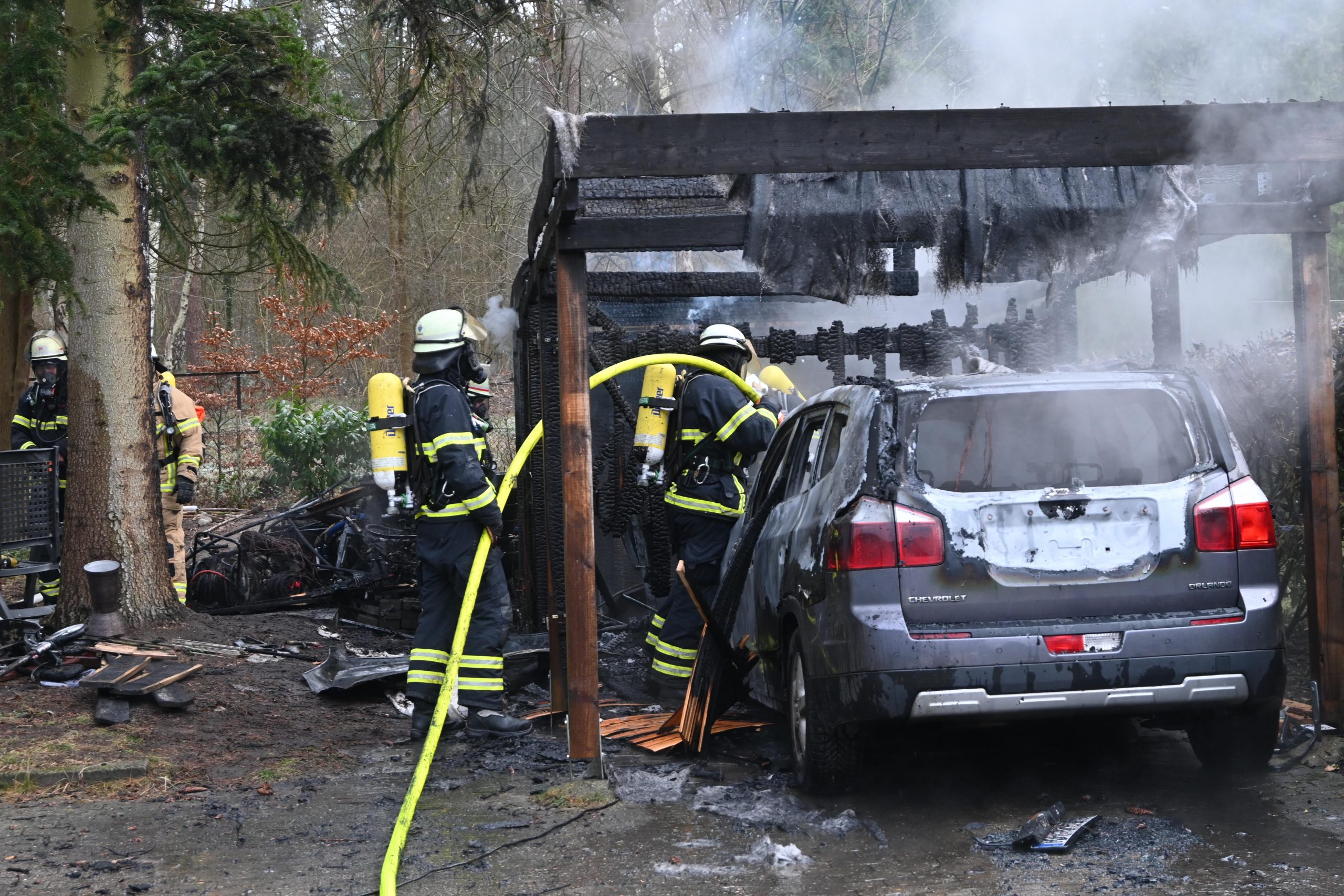 Feuer im Falckenbergsweg zerstört Carport und Auto
