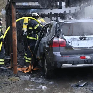 Feuer im Falckenbergsweg zerstört Carport und Auto