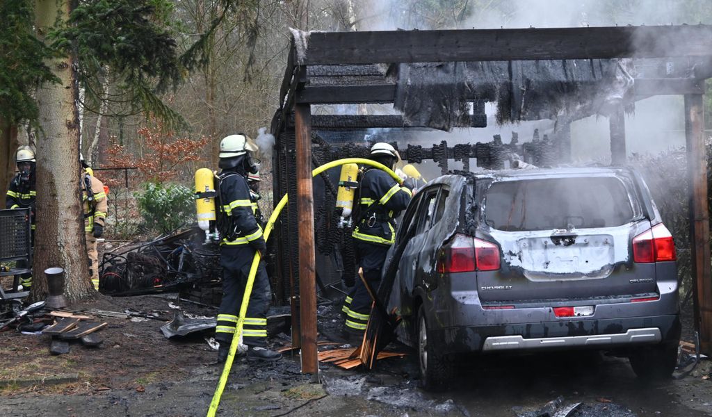 Feuer im Falckenbergsweg zerstört Carport und Auto