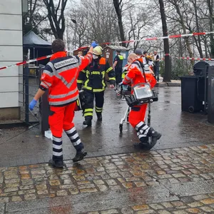 Einsatzkräfte von Polizei und Feuerwehr vor der Drogenberatungsstelle in Harburg, wo zwei Männer niedergeschossen worden waren