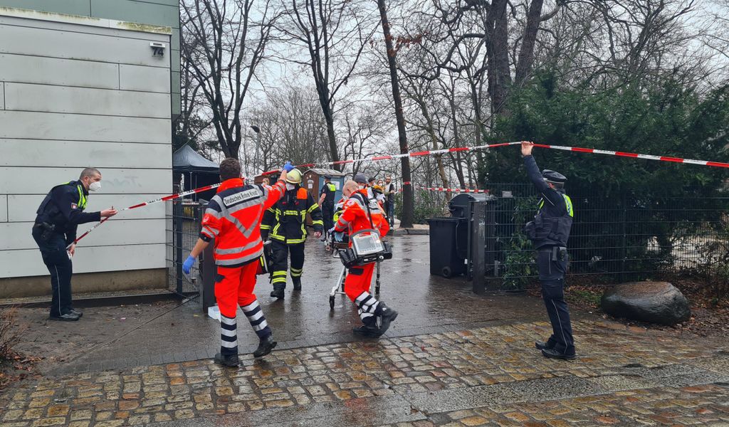 Einsatzkräfte von Polizei und Feuerwehr vor der Drogenberatungsstelle in Hamburg-Harburg.