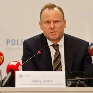 Andy Grote spricht auf einer Pressekonferenz