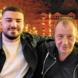 Zwei Männer halten sich in den Armen