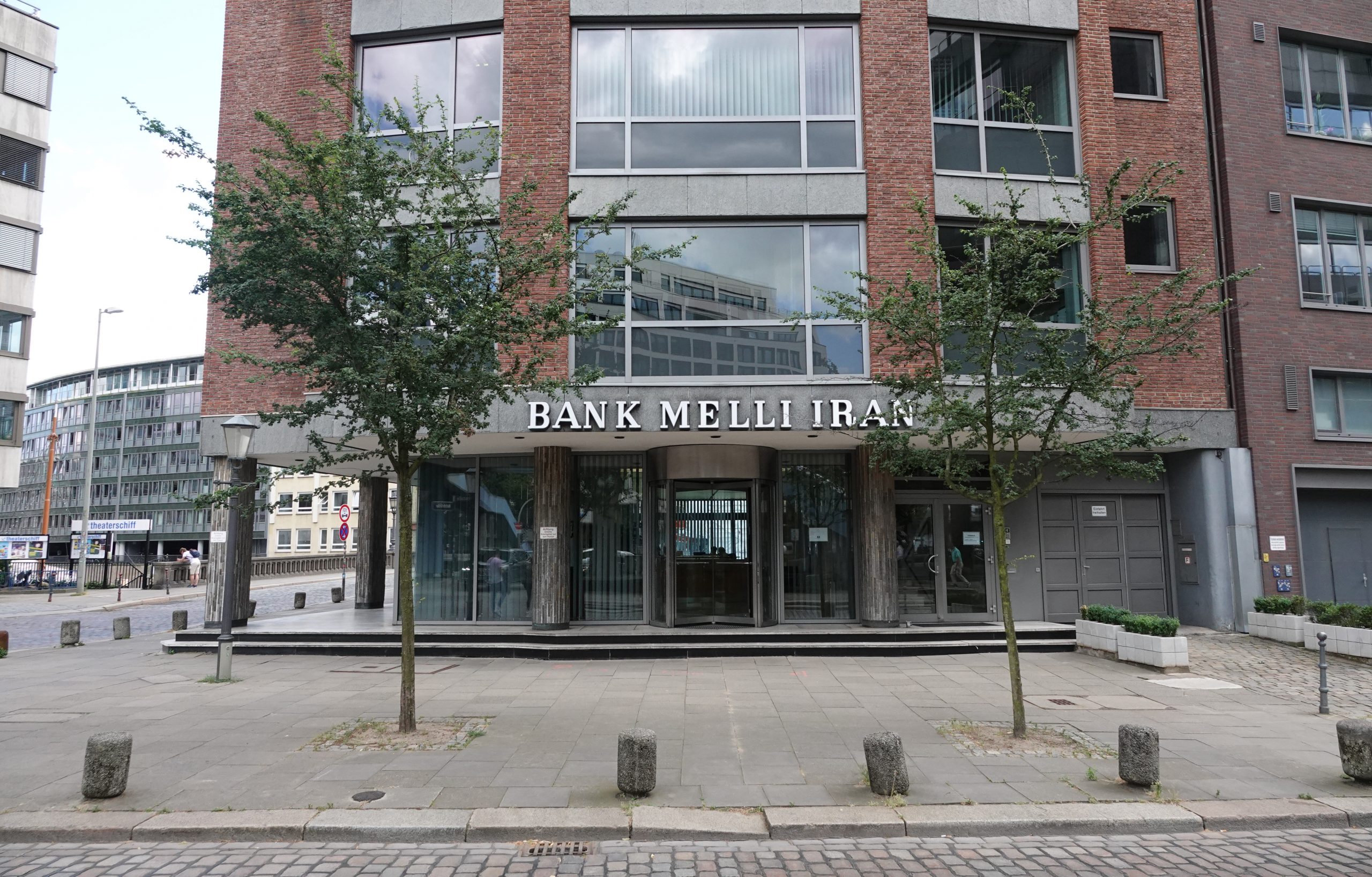 Der Eingang der Bank Melli Iran an der Straße Holzbrücke in Hamburg.