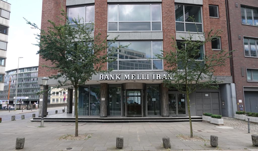 Der Eingang der Bank Melli Iran an der Straße Holzbrücke in Hamburg.